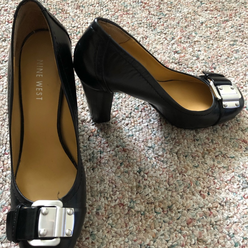 Nine West Black leather pump